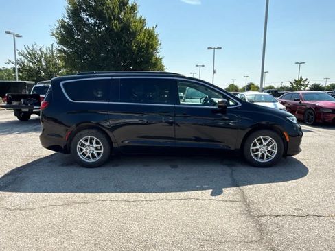 Used 2022 Chrysler Pacifica Touring-L FWD image 6