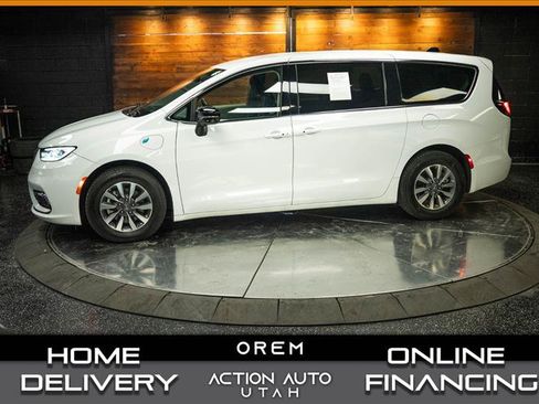 Used 2024 Chrysler Pacifica Limited FWD image 1