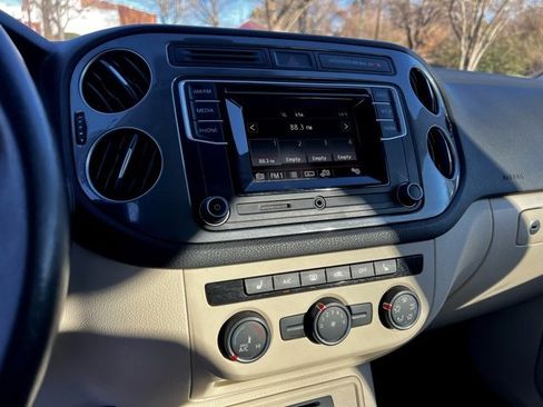 Used 2016 Volkswagen Tiguan S image 40
