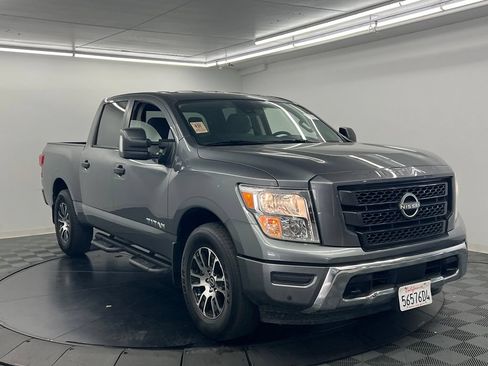 Used 2024 Nissan Titan SV w/ SV Convenience Package RWD image 3