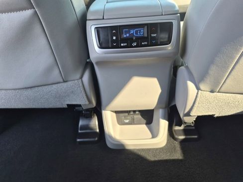 Used 2019 Toyota Highlander XLE w/ Carpet Mat Package (TMS) image 22