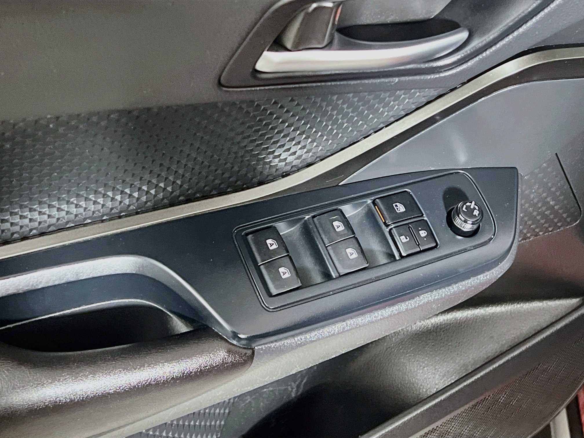 Used 2019 Toyota C-HR LE FWD image 17