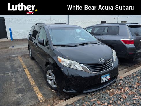 Used 2013 Toyota Sienna LE image 1