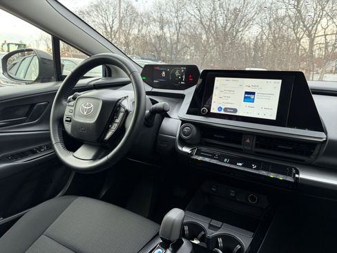 Used 2025 Toyota Prius LE image 32