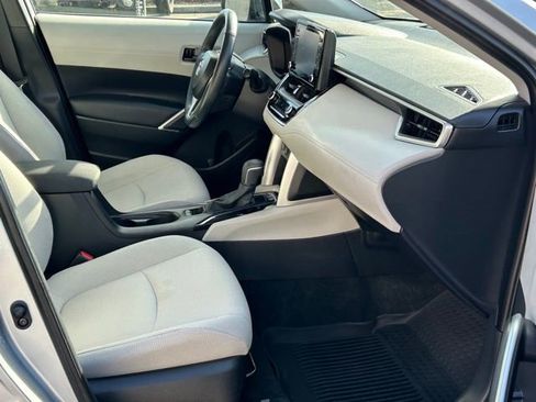 Used 2022 Toyota Corolla Cross LE image 11