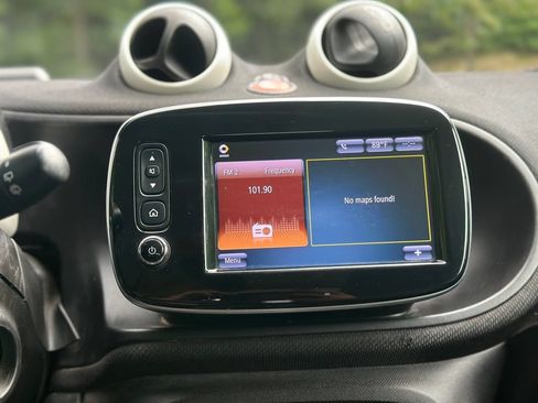 Used 2017 smart fortwo pure RWD image 11