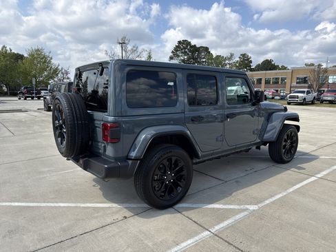 Used 2025 Jeep Wrangler Unlimited Sahara w/ Safety Group AWD/4WD image 9