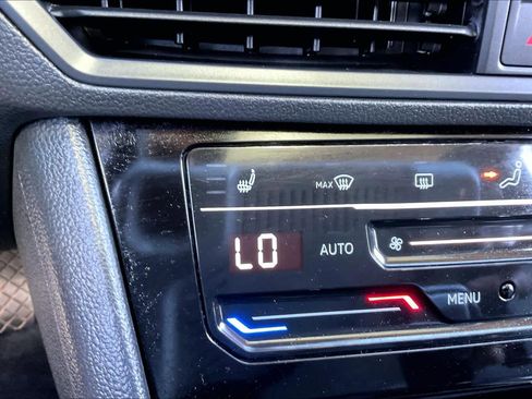 Used 2025 Volkswagen Jetta SE image 33