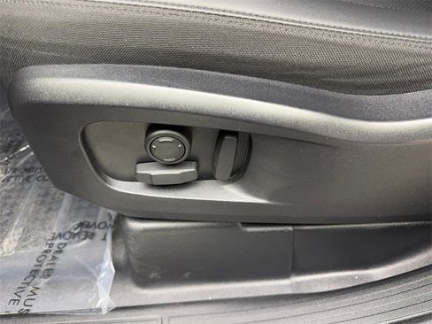 Used 2025 Land Rover Defender 110 S image 28