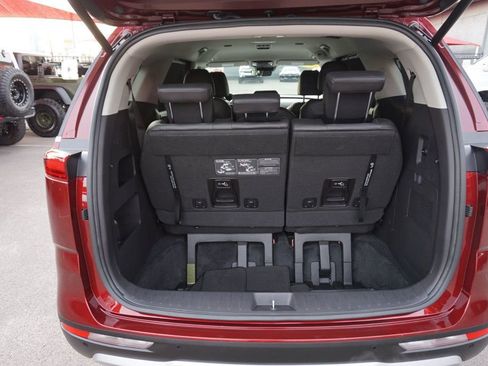 Used 2022 Kia Carnival EX image 8