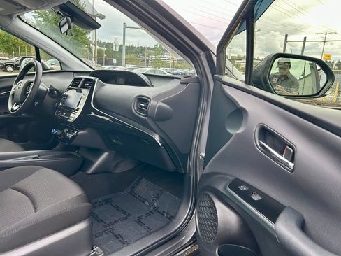 Certified 2022 Toyota Prius LE AWD/4WD image 15