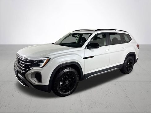New 2026 Volkswagen Atlas Peak Edition image 2