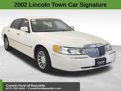 Used 2002 Lincoln Town Car Signature RWD image 1