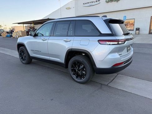 New 2025 Jeep Grand Cherokee Altitude image 4