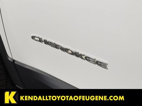 Used 2019 Jeep Cherokee Latitude Plus AWD/4WD image 11