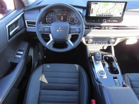 New 2025 Mitsubishi Outlander SE image 10