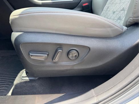 Used 2023 Toyota Highlander Bronze Edition FWD image 19