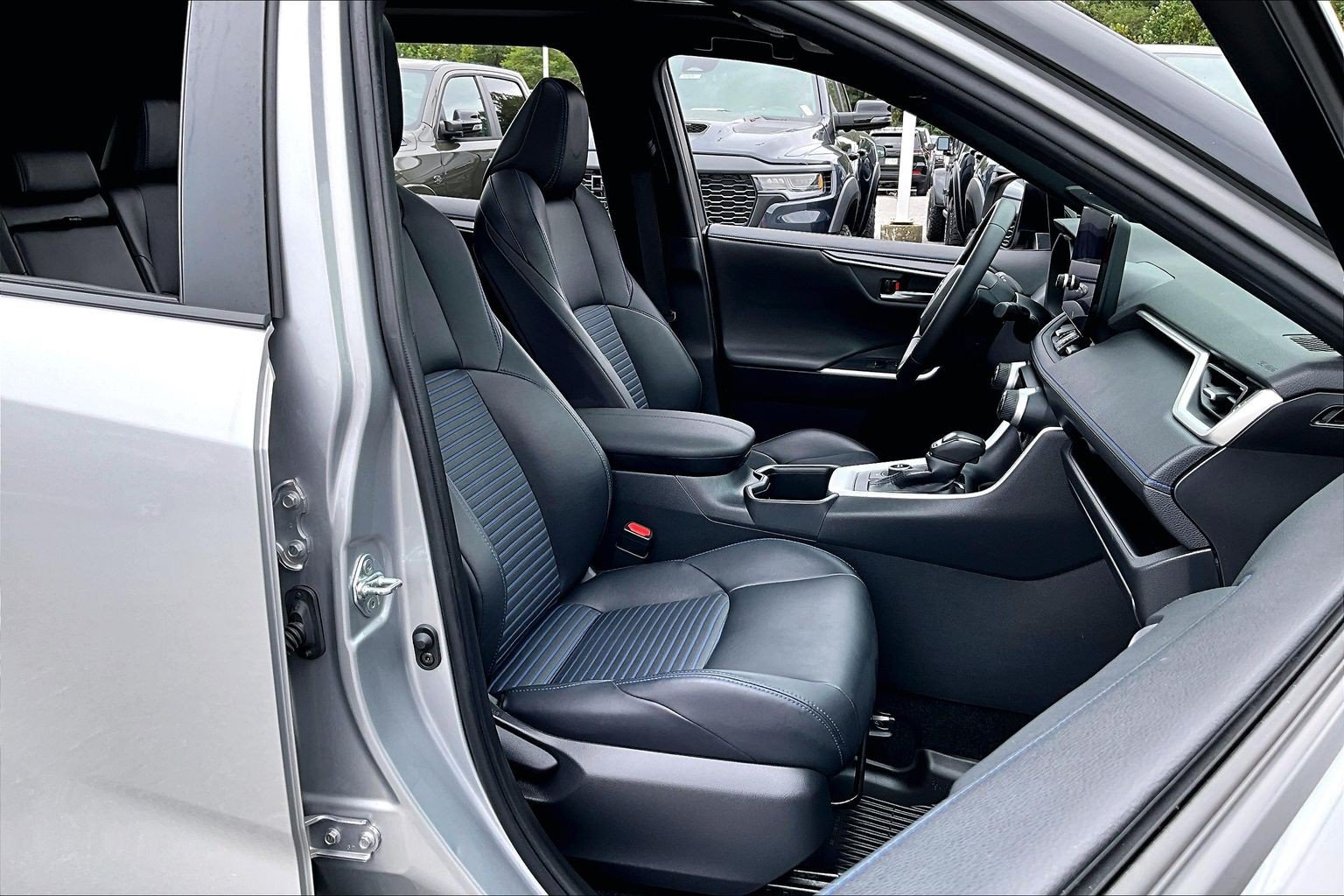 Used 2023 Toyota RAV4 XSE AWD/4WD image 7