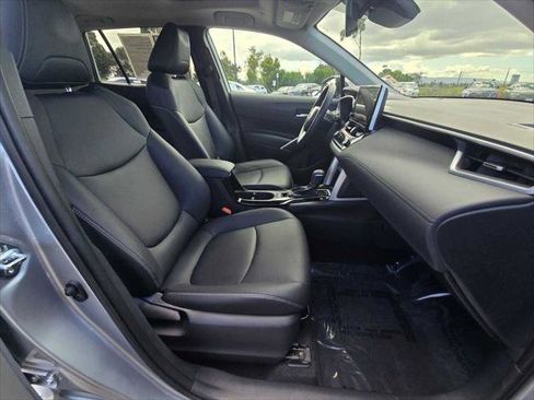 Used 2025 Toyota Corolla Cross XLE w/ Convenience Package FWD image 11