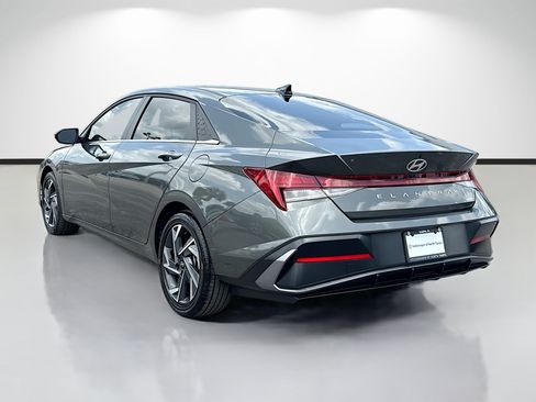 Used 2025 Hyundai Elantra Limited FWD image 5
