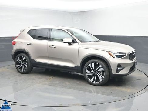 Used 2023 Volvo XC40 B5 Plus w/ Driver Assist Package image 1