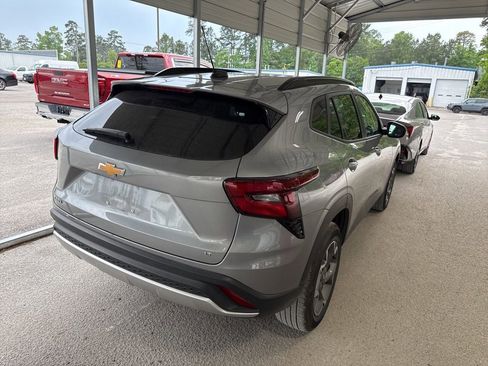 Used 2025 Chevrolet Trax LT w/ LT Convenience Package FWD image 3