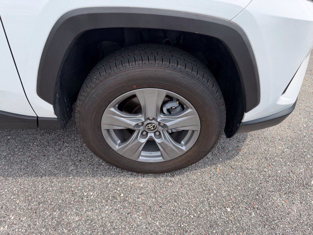 Used 2022 Toyota RAV4 XLE w/ Convenience Package FWD image 4