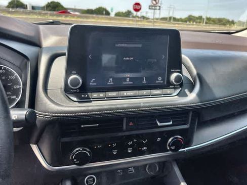 Used 2023 Nissan Rogue S AWD/4WD image 18