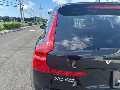 Used 2021 Volvo XC60 T5 Momentum w/ Climate Package AWD/4WD image 10