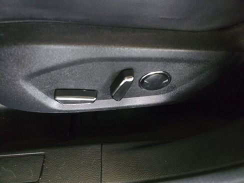 Used 2017 Ford Fusion SE w/ Fusion SE Technology Package FWD image 19