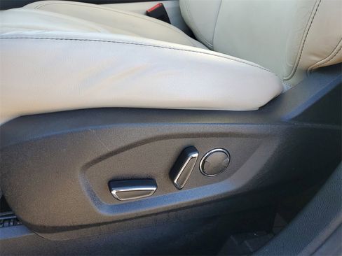 Used 2019 Ford Edge Titanium image 23