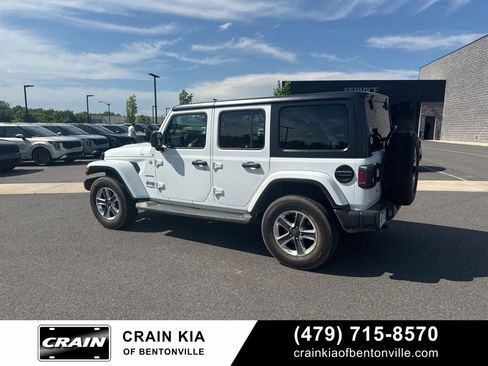 Used 2018 Jeep Wrangler Unlimited Sahara AWD/4WD image 3