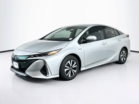 Used 2017 Toyota Prius Prime Plus FWD image 3