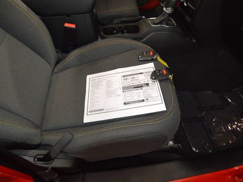 Used 2025 Jeep Wrangler Unlimited Sahara w/ Safety Group image 5