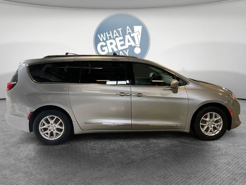 Used 2020 Chrysler Pacifica Touring-L FWD image 2