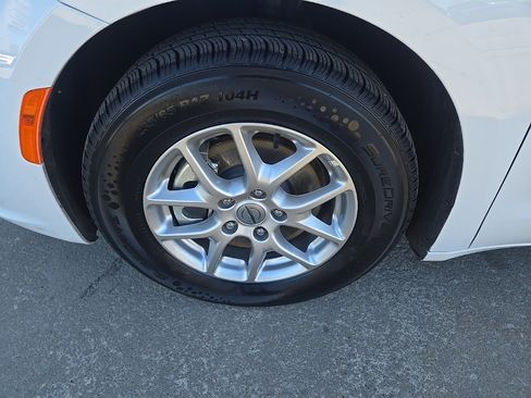 Used 2025 Chrysler Pacifica Select image 23