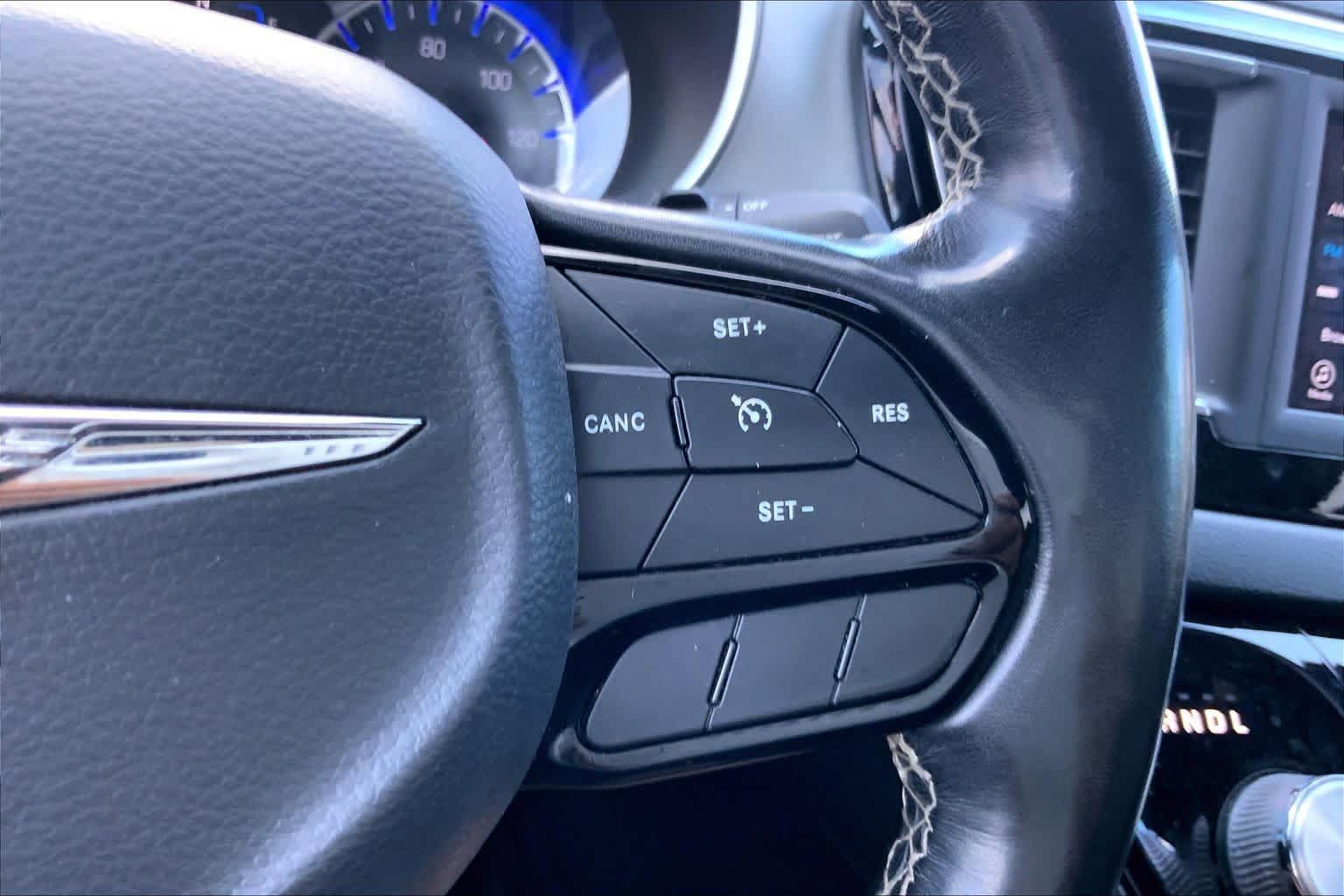 Used 2020 Chrysler Pacifica Touring-L w/ S Appearance Package FWD image 25