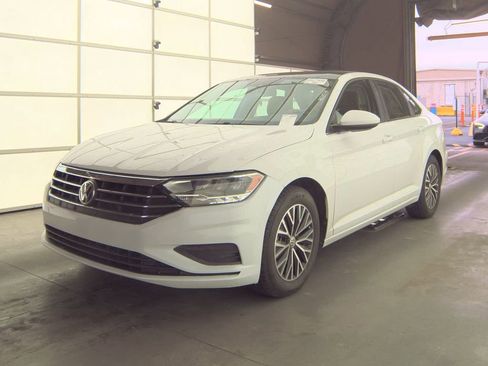 Used 2021 Volkswagen Jetta SE w/ SE Cold Weather Package image 2