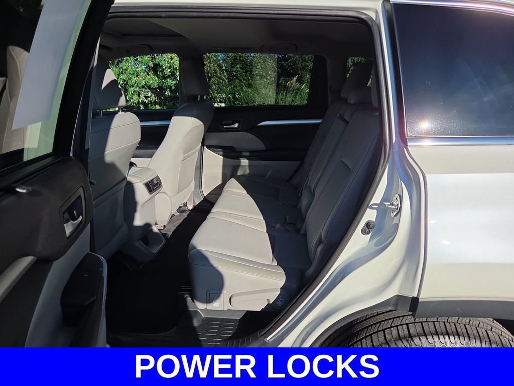 Used 2016 Toyota Highlander XLE AWD/4WD image 16