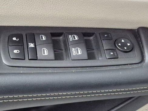 Used 2023 Chrysler Pacifica Touring-L image 14