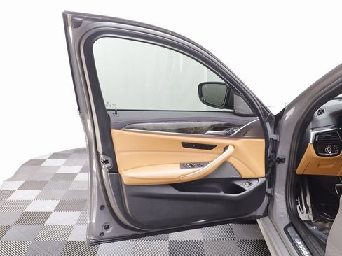 Used 2022 BMW M550i xDrive M550i xDrive w/ Premium Package image 5