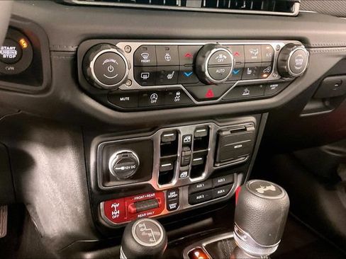 Used 2025 Jeep Wrangler Unlimited Rubicon w/ Convenience Group AWD/4WD image 14