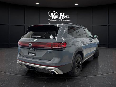 Used 2025 Volkswagen Atlas Peak Edition SE image 5