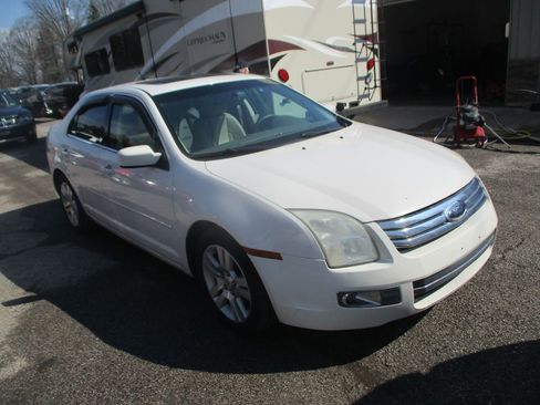 Used 2009 Ford Fusion SEL image 2