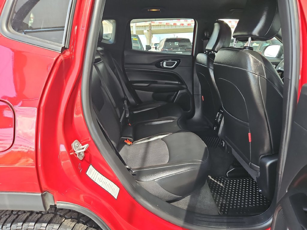 Used 2025 Jeep Compass Trailhawk AWD/4WD image 28
