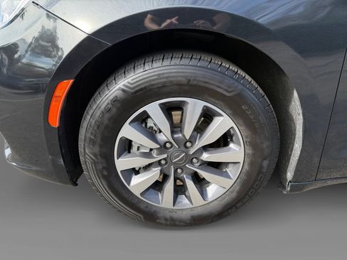 Used 2023 Chrysler Pacifica Limited image 9