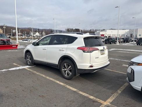 Used 2018 Toyota RAV4 XLE image 3