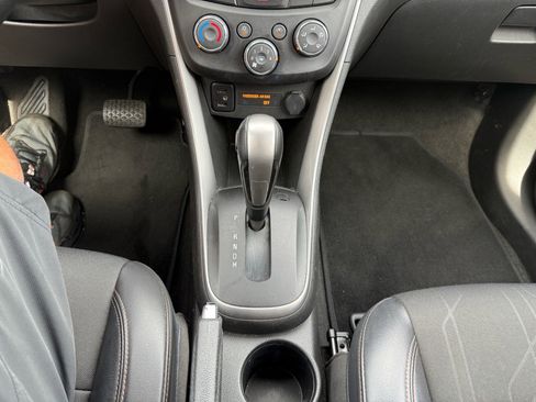 Used 2020 Chevrolet Trax LT w/ Driver Confidence Package FWD image 19