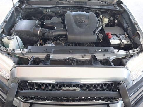 Used 2018 Toyota Tacoma TRD Sport image 12