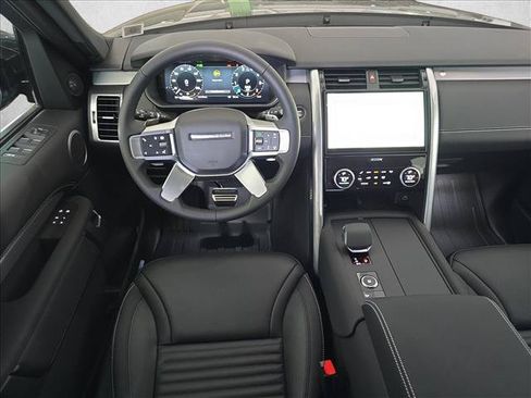 Used 2025 Land Rover Discovery Dynamic SE AWD/4WD image 16